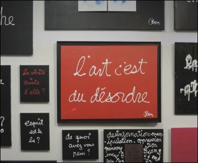 Quel artiste est connu pour ses petites phrases écrites ?