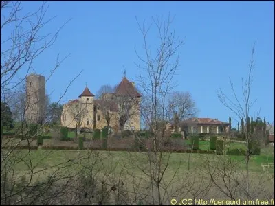 Cette tour penchée, la tour des Amoureux, se trouve à Thonac ...