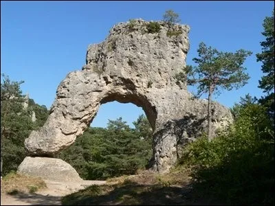 Il est un site naturel classé, profusion de pierres étranges. Cela ressemble à une ville en ruine. C'est ...