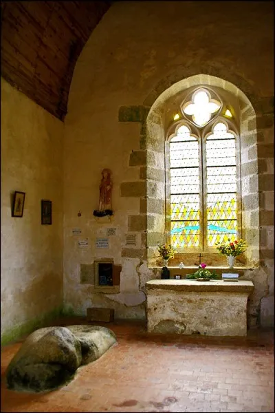 Dans la chapelle de Saint-Céneri-le-Gérei, se trouve une bien étrange pierre de granit couchée au sol. Elle aurait servi de lit à Saint Céneri et aurait des propriétés magiques. Pour en profiter il faut aller ...