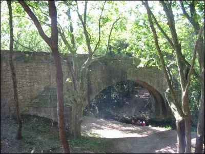 Le pont de l'Amour est un aqueduc assez étroit à Villeneuvette, qui amenait l'eau des collines, du haut de la ville aux usines plus bas ...