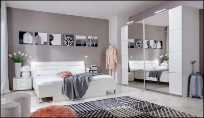 À gauche de cette pièce se trouve notre chambre. C'est là que mon épouse et moi dormons après une longue journée de travail. Comment l'appelle-t-on ?