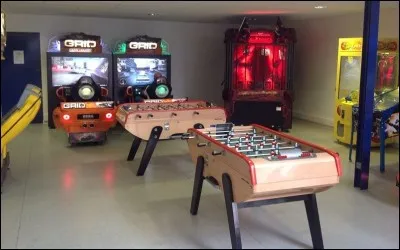 Redescendons au rez-de-chaussée, nous nous dirigeons dans le sous-sol. Ici, mes amis et moi-même faisons très souvent une partie de baby-foot ! C'est...