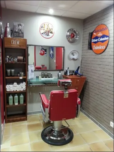 Restons au sous-sol dans une pièce proche. Mon coiffeur personnel me bichonne, me rase et me coiffe. C'est...