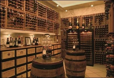 Ensuite, direction la cave, mais pas n'importe laquelle, car c'est là que se trouvent les meilleurs vins du monde ! Cette pièce privilégiée de la demeure se nomme...