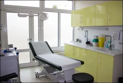 Allons faire un tour à l'extérieur. Dans un préfabriqué est installé tout le nécessaire en cas de blessure ou de symptômes comme la fièvre. De plus, ma femme est infirmière scolaire. C'est...