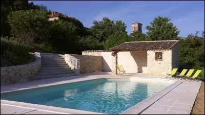Juste à proximité, ma fille profite du temps ensoleillé pour bronzer au bord de ce bassin. Mais mon fils et moi nous approchons d'elle, lui saisissons ses poignets et ses chevilles, comptons jusqu'à 3, et elle atterrit dans l'eau ! C'est...