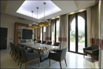 Dans celle-ci, nos convives et nous-mêmes dégustons les plats cuisinés par mon épouse. C'est...