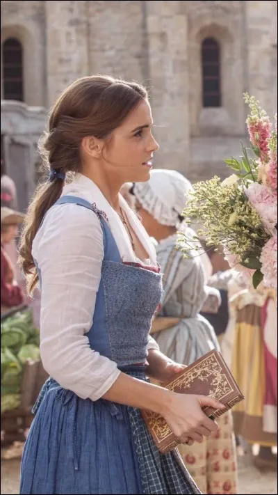 Pourquoi dans le film, dans la scène où Belle apprend à lire à une petite fille, l'instituteur réagit-il mal?