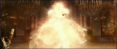 Comment s'appelle en réalité l'enchanteresse dans le village où vit Belle?