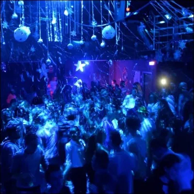 Tu vas en boîte de nuit avec ton homme. Que voudrais-tu qu'il fasse ?