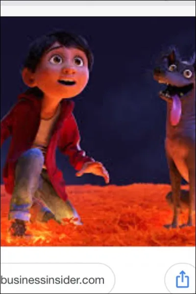 De quelle couleur sont les pétales de fleurs disposés sur le sol pour permettre aux ancêtres de circuler dans le monde des vivants ?