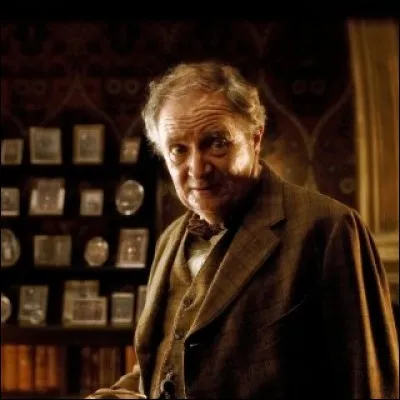 Comment se nomme ce vieux professeur ?