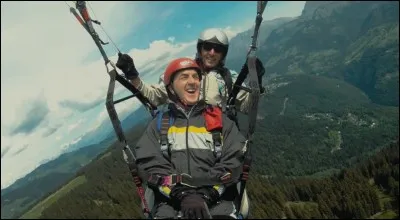 Dans le film "Intouchables", quel sport aérien pratiquent Philippe et Driss ?