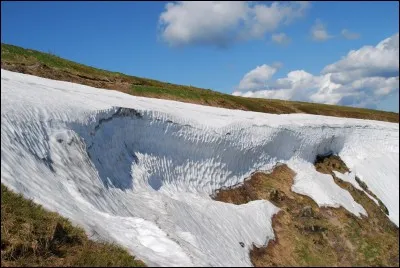 Comment appelle-t-on une accumulation de neige qui peut perdurer et ce même pendant une partie de l'été ?