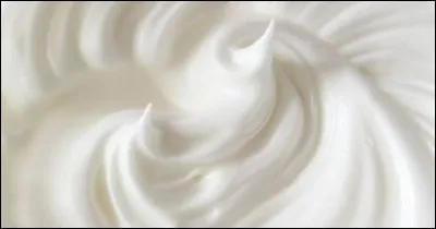 Traditionnellement, qu'est-ce qui accompagne les ufs à la neige ?