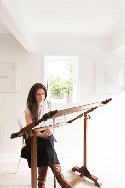 Cette jeune femme est assise devant l'un des accessoires utiles à son métier, ou à sa passion. Quel est ce métier ?