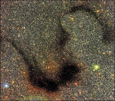 Comment être indifférent à une telle beauté ! Une nébuleuse, certes ! Obscure en plus. Il s'agit de la...