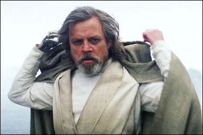 Que fait Luke lorsque Rey lui présente son sabre laser, au début du film ?
