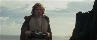 Que pose-t-il comme question juste après que Rey lui ai dit qu'elle était venue avec Chewbacca et le Faucon Millenium ?