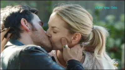 Dans quelle saison Killian et Emma s'installent-ils ensemble ?