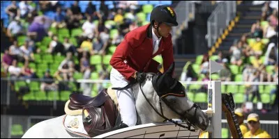 Quel est l'équipement qu'un cavalier doit obligatoirement porter dans toutes les disciplines ?