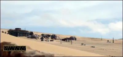 A qui porte-t-il secours au moment où cette personne se fait attaquer par des bandits du désert ?