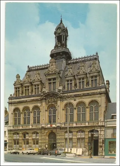 Et voici l'hôtel de ville de ...