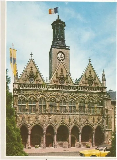Cet hôtel de ville, de style gothique flamboyant, est celui de ...