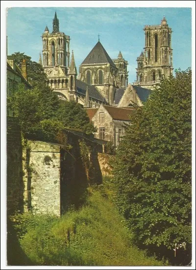 De quels célèbres frères, la ville de Laon, dont on voit ici la cathédrale, est-elle la ville natale ?