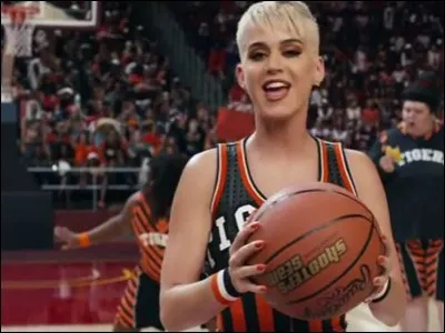 Dans quel clip fait-elle un match de basket ?