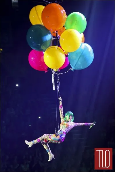 Dans quel clip fête-t-elle un anniversaire ?