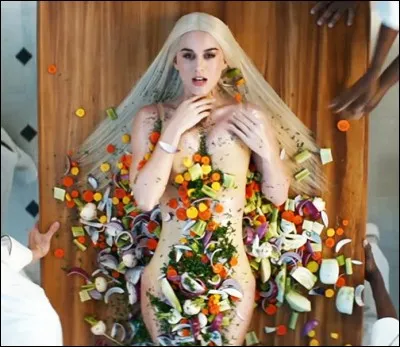 Dans quel clip Katy Perry se fait-elle cuisiner afin d'être servie dans un restaurant ?