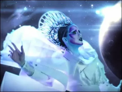 Dans quel clip, la chanteuse se retrouve-t-elle déguisée en extraterrestre, dans l'espace ?