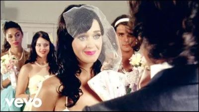 Dans quel clip Katy Perry vit-elle un mariage plutôt étrange ?