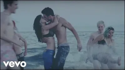 Dans quel clip raconte-t-elle une histoire d'amour entre deux adolescents ?