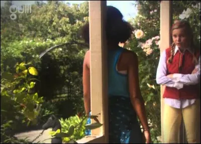 Avec qui Daisy devient-elle amie ?