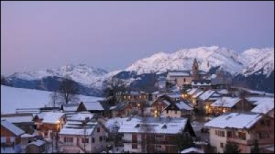 Nous commençons notre balade en Auvergne-Rhône-Alpes, à Albiez-Montrond. Station de sports d'hiver, dans l'arrondissement de Saint-Jean-de-Maurienne, elle se situe dans le département ...