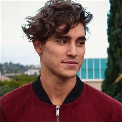 Comment s'appelle le petit ami de Tony ?