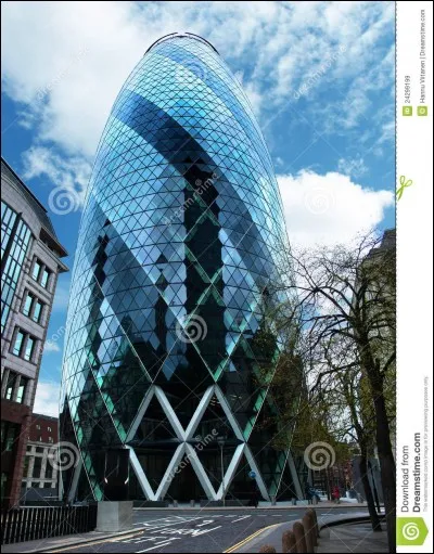 Le gratte-ciel se trouve au-dessus de quelle station de Londres ?