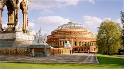 Le Royal Albert Hall se trouve en face de quel parc de Londres ?