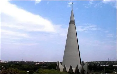 Dans quelle ville du Brésil se trouve la cathédrale Notre-Dame-de-la-Gloire ?