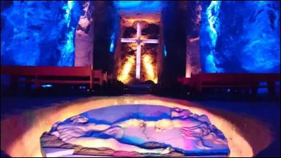 Dans quel lieu se trouve la cathédrale de sel qui fut creusée dans une mine de sel ?