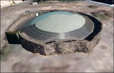 Dans quelle ville de Finlande se trouve l'église monolithique de Temppeliaukio ?