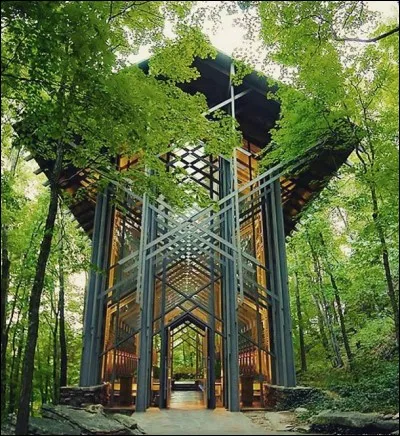 Dans quelle ville de l'Arkansas se trouve l'église Thorncrown ?