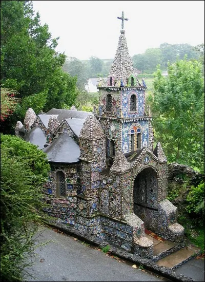 Dans quelle commune de l'île de Guernesey se trouve la petite chapelle toute en coquillages ?