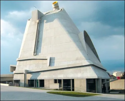 Dans quelle ville du département de la Loire se trouve l'église Saint-Pierre, une oeuvre de Le Corbusier ?