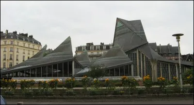 Dans quelle ville se trouve l'église Jeanne d'Arc ?