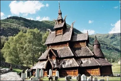 Dans quelle ville de Norvège se trouve l'église toute en bois de Stavkirke ?