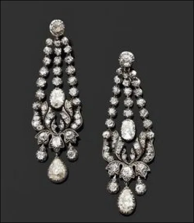 Que sont ces boucles qui allongent le lobe de l'oreille ?